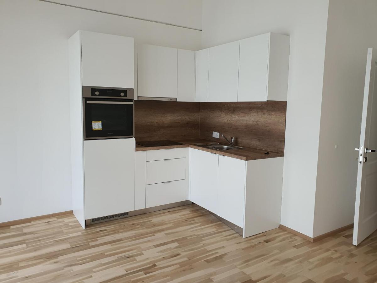 Greenpoint Apartment วีเนอร์นอยชตัดท์ ภายนอก รูปภาพ
